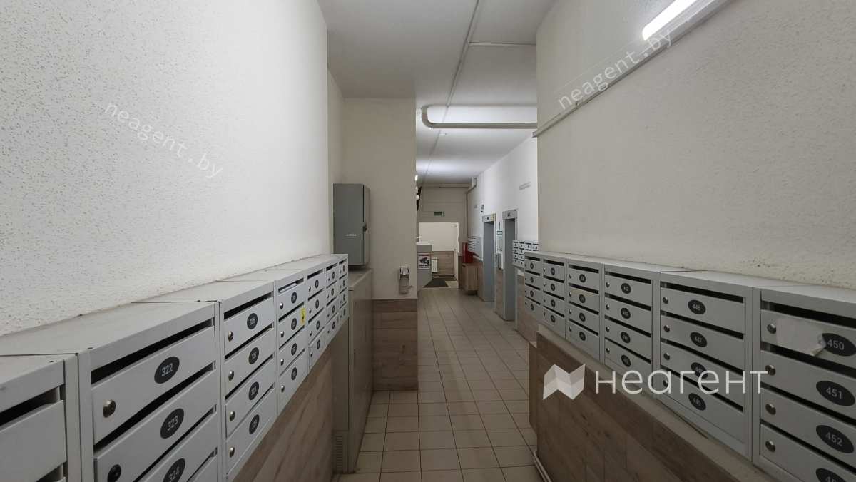 просп. Дзержинского, дом 122, в подъезде.