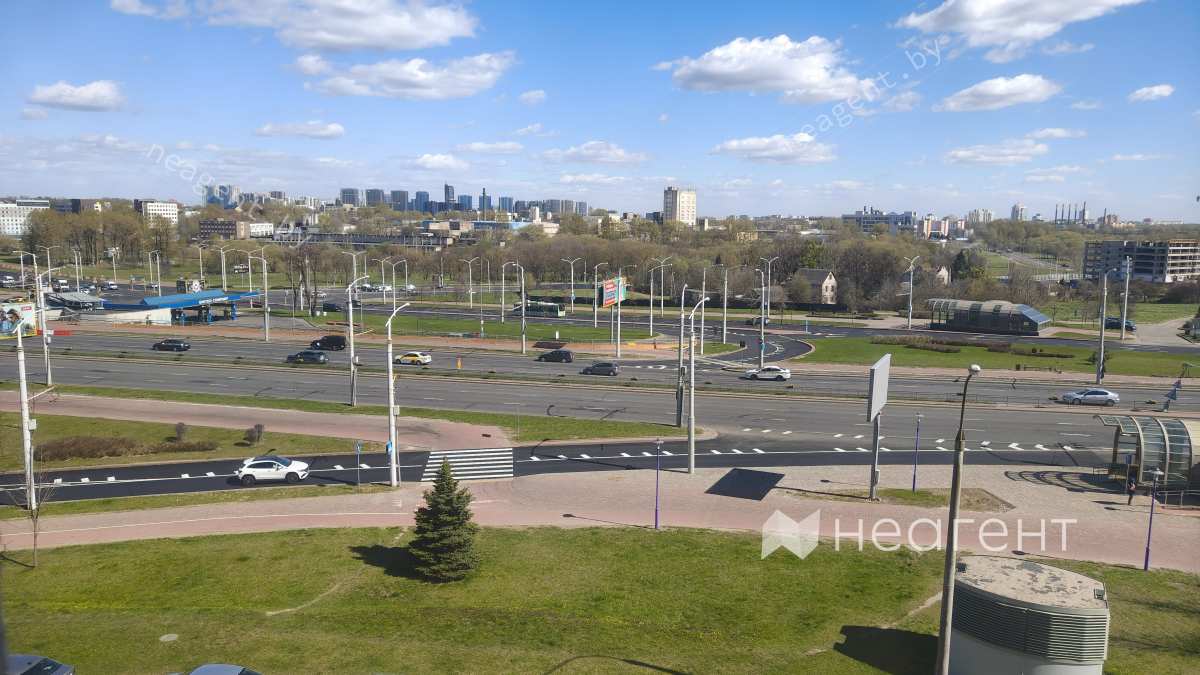 просп. Дзержинского, дом 80, вид из окна