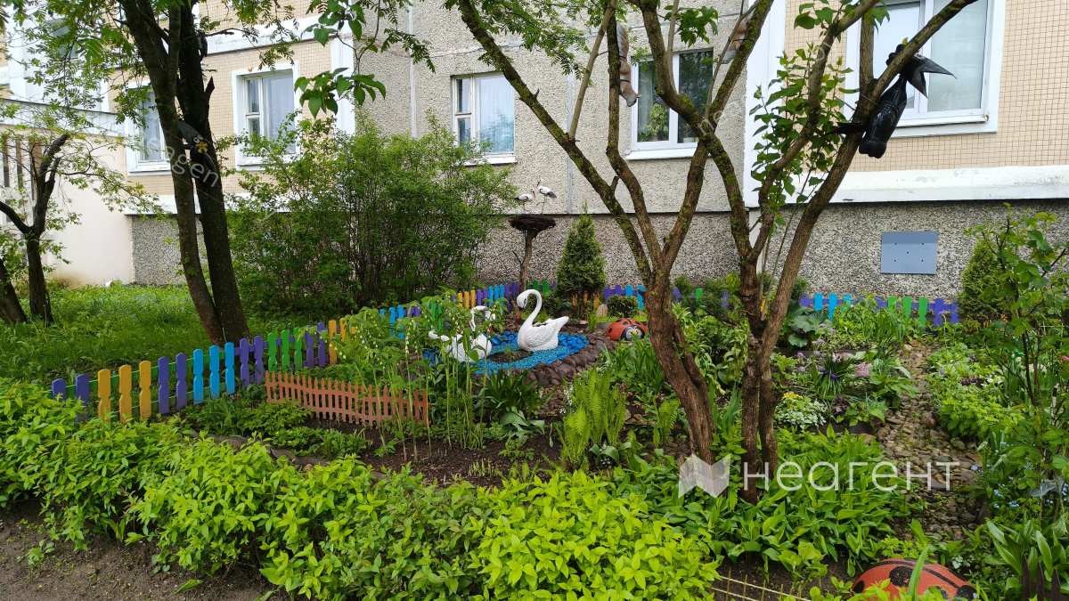 просп. Независимости, дом 180, клумбы просп. Независимости, дом 180, двор