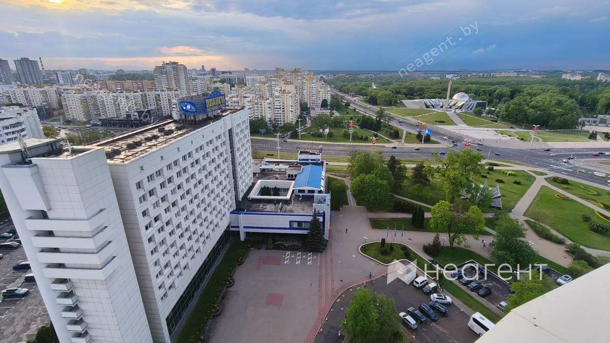 просп. Победителей, дом 27, вид из окна