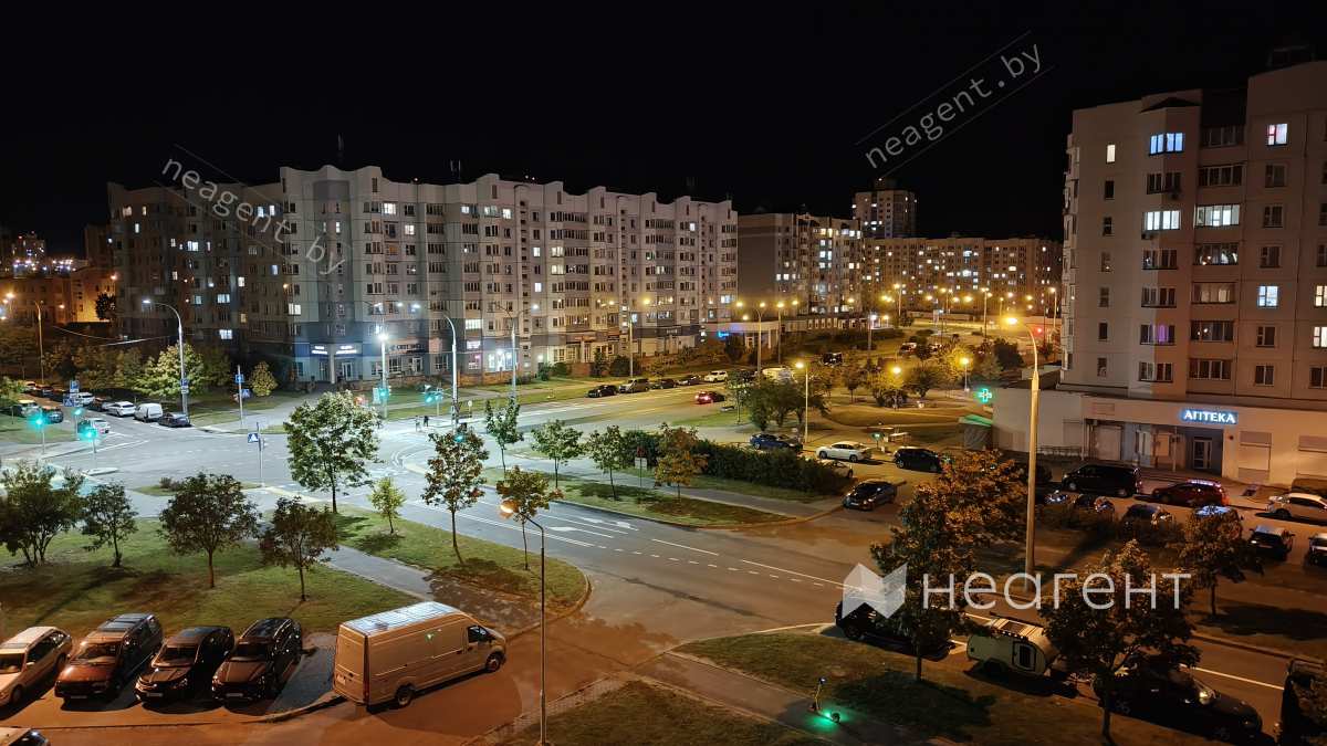 ул. Алеся Гаруна, дом 22, вид из окна на Жиновича 21 ул. Алеся Гаруна, дом 22, вид из окна на перекресток