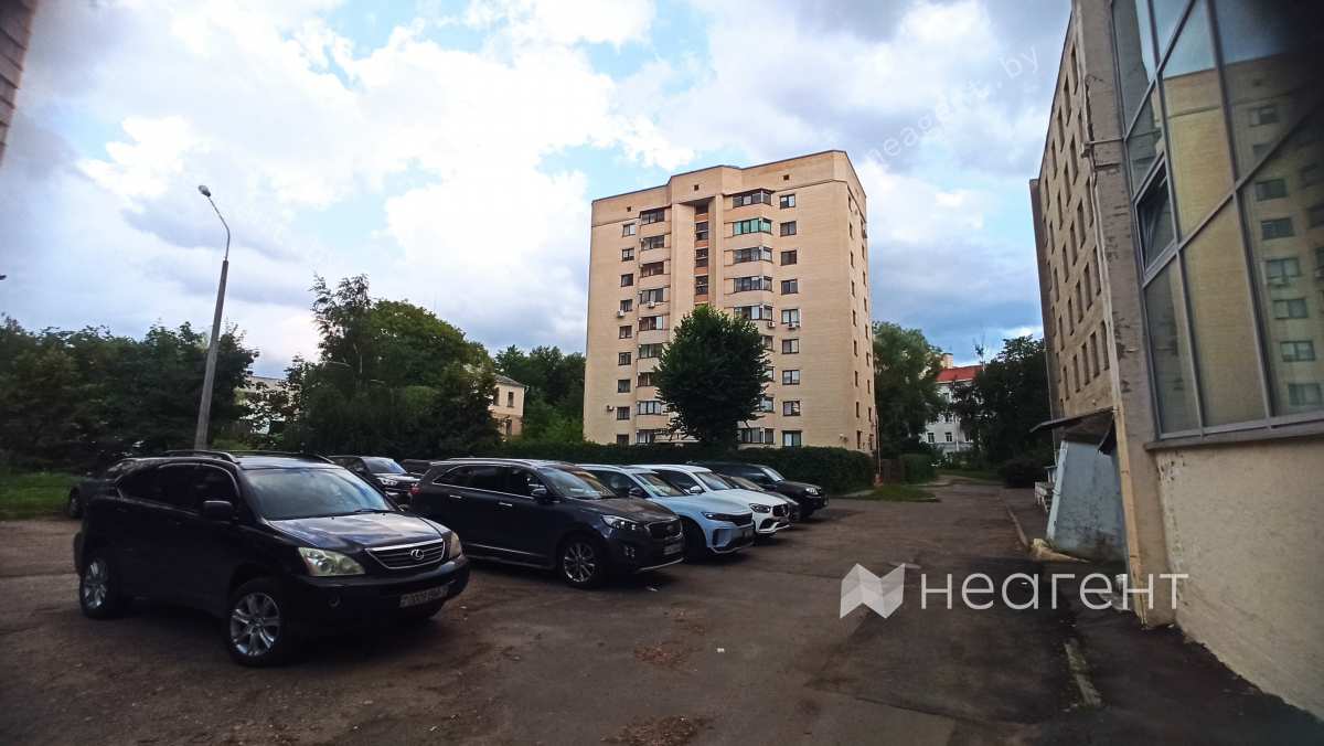 Парковочные места возле дома на Сурганова 22