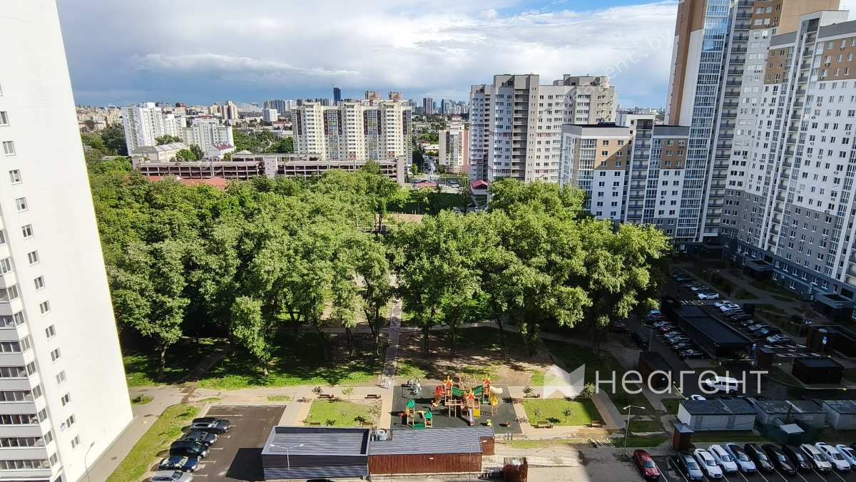 просп. Дзержинского, дом 19, вид из окна