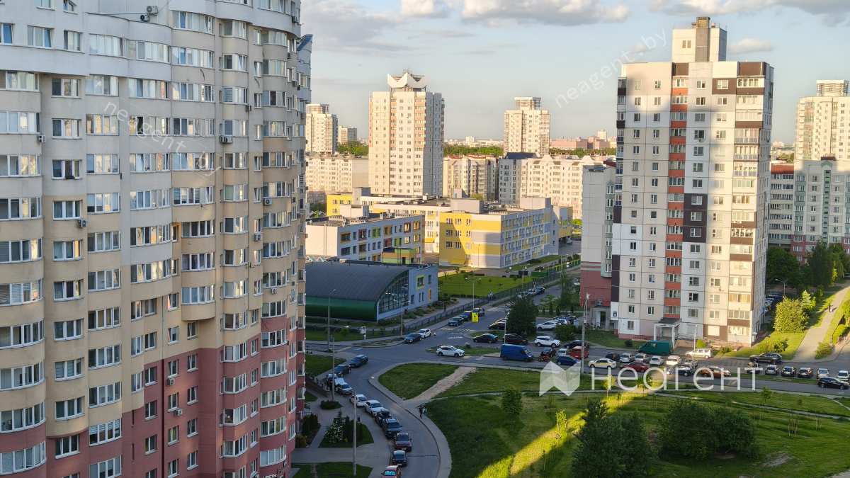 просп. Дзержинского, дом 131, вид из окна