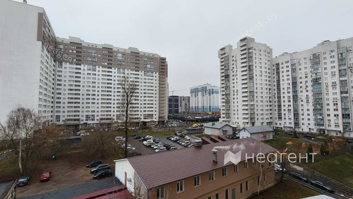 просп. Дзержинского, дом 11, вид из окна