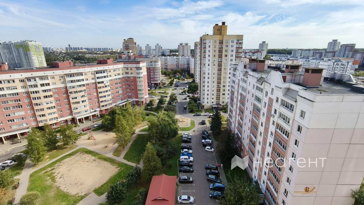 просп. Дзержинского, дом 119, вид из окна