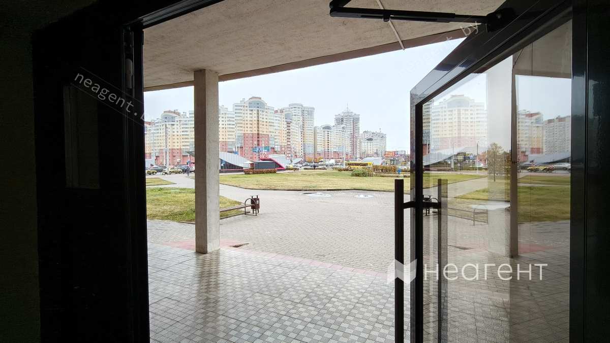 просп. Дзержинского, дом 122, выход из подъезда.