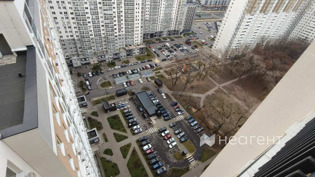 просп. Дзержинского, дом 19, вид из окна