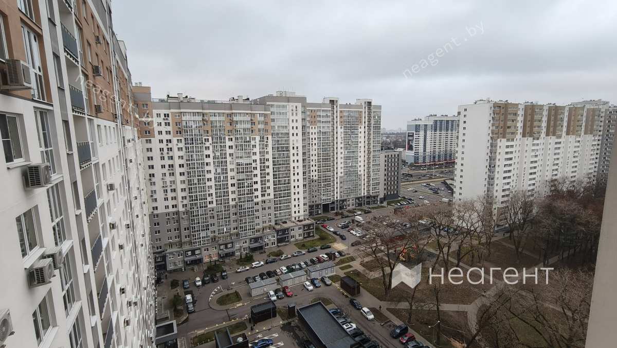 просп. Дзержинского, дом 19, вид из окна