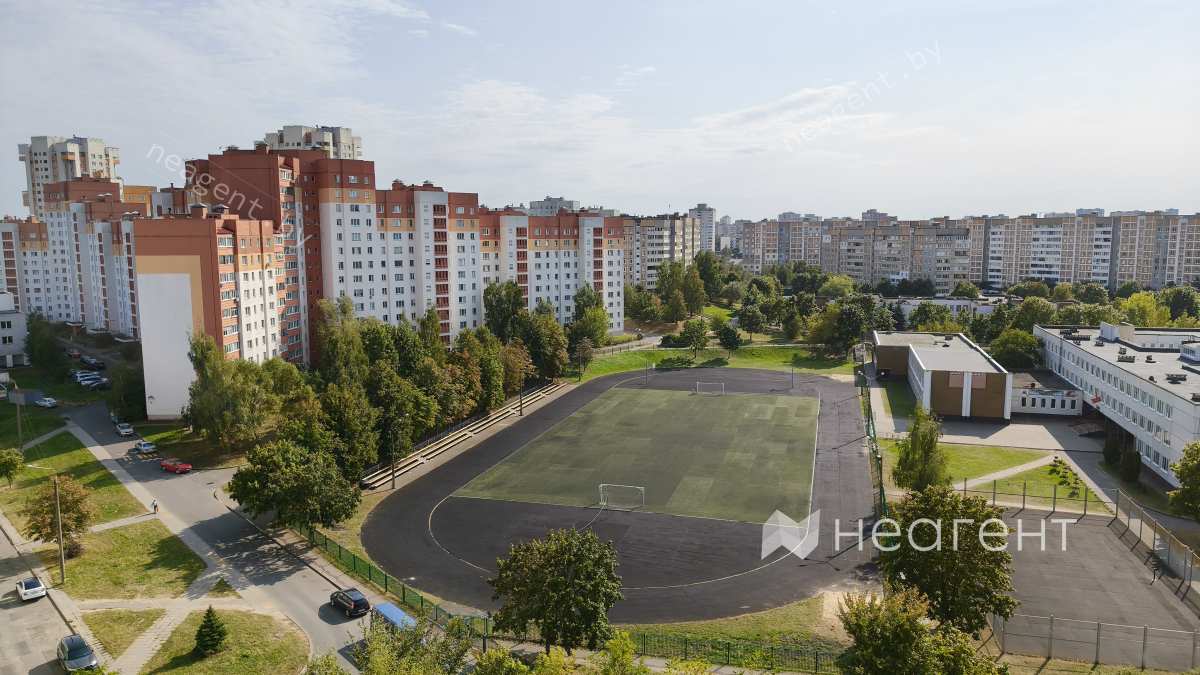 просп. Победителей, дом 97, корп. 1, вид на спортивный стадион