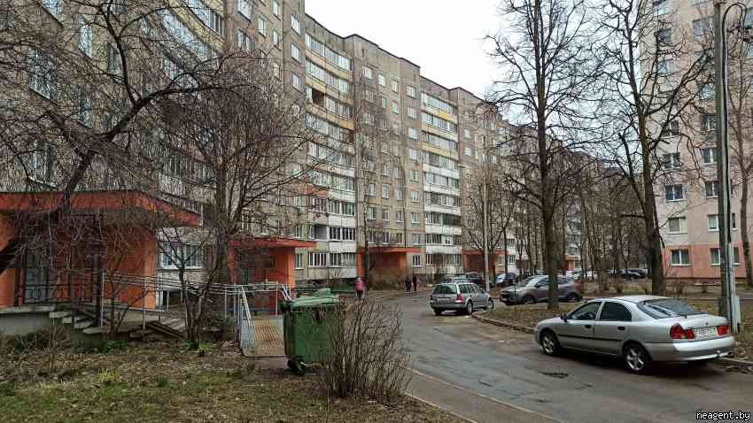 парковка автомобилей на Рокоссовского 4 корп 1