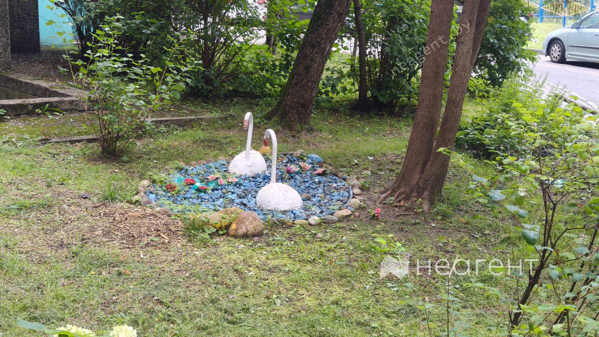 ул. Байкальская, дом 43, декор во дворе.