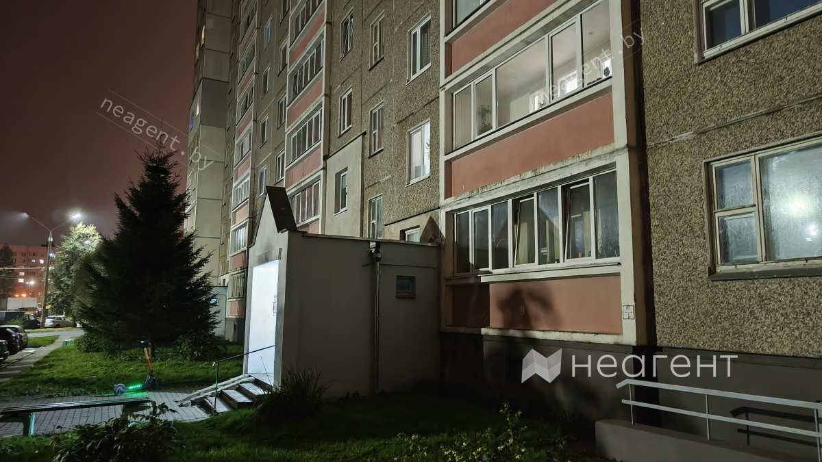 ул. Горецкого, дом 63, вечером , вид на подъезд дома 