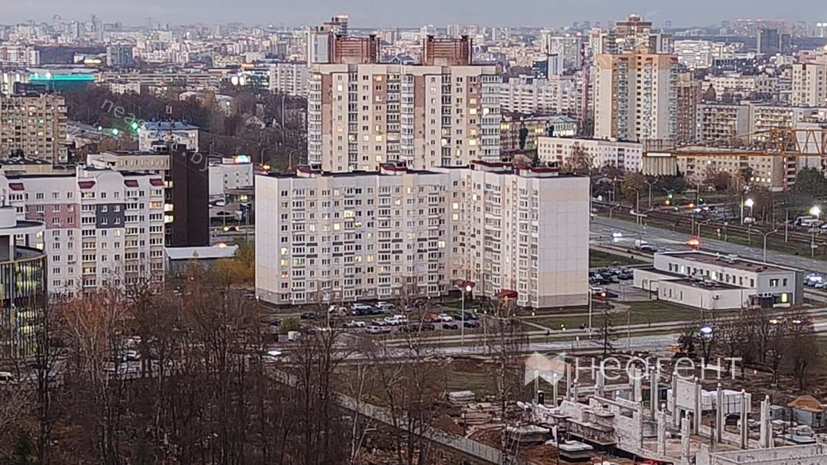 ул. Теслы, дом 28, вид из окна