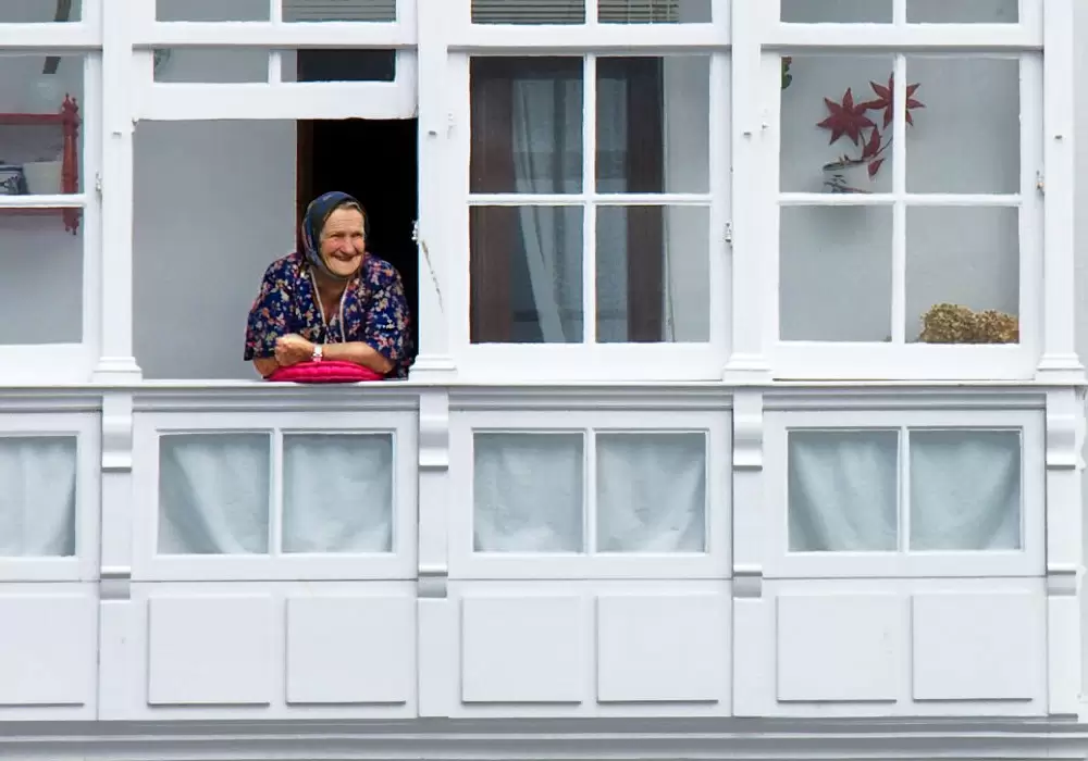 Бабка с квартирой стоит на балконе